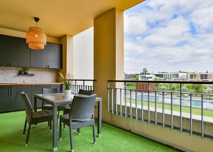 アパート T2 Novo E Espacoso Em ヴィラモウラ